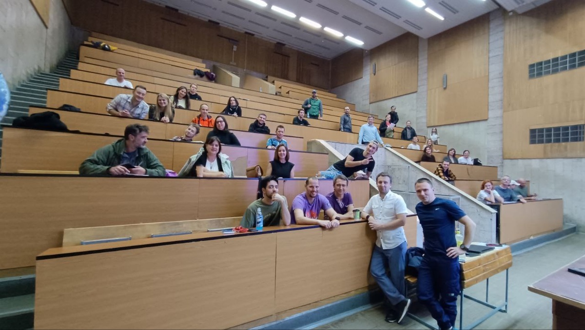 Мы сидим на втором ряду. Опять в школу!