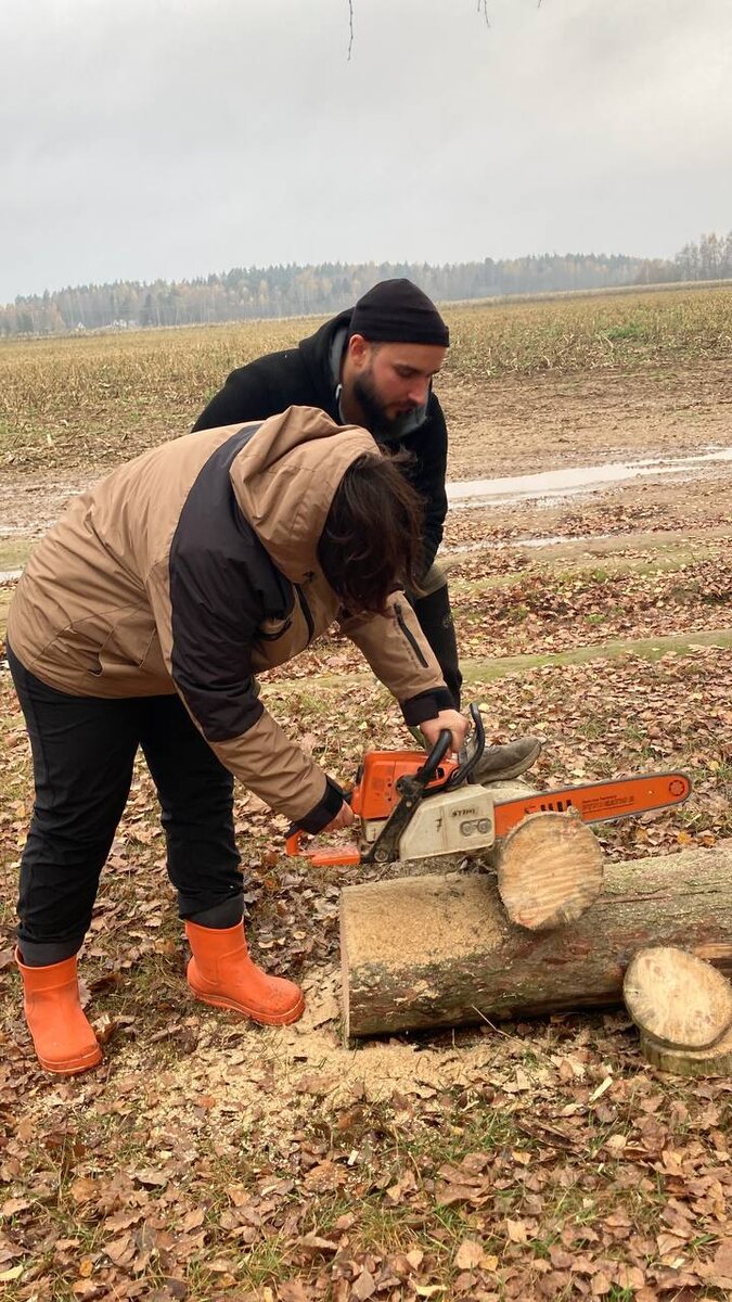 и на суше... инструктор должен уметь всё! даже если он - женщина))