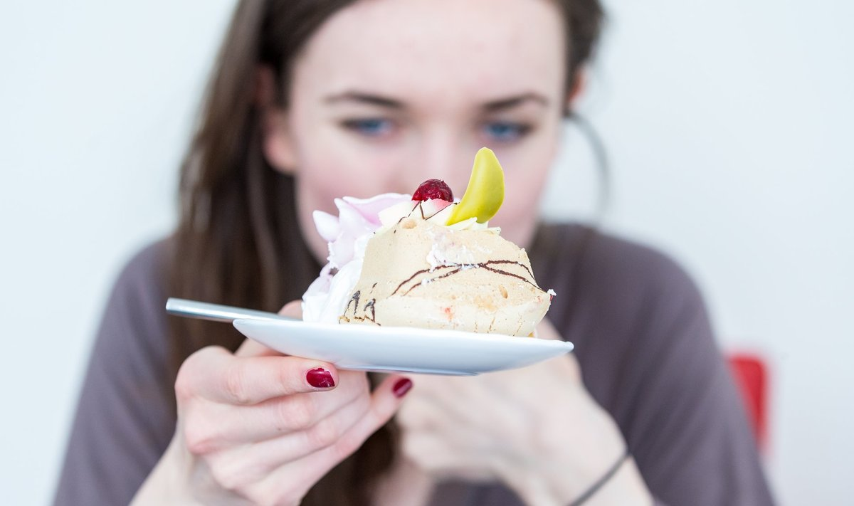 Эмоциональный голод: почему вы заедаете и запиваете чувства