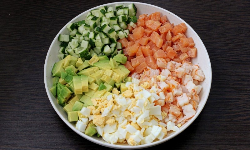 Нарезанные продукты для салата