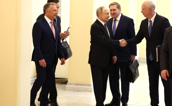    Стив Уиткофф, Владимир Путин, Юрий Ушаков и Кирилл Дмитриев на переговорах в Санкт-Петербурге 11 апреля 2025 года. Фото% kremlin.ru