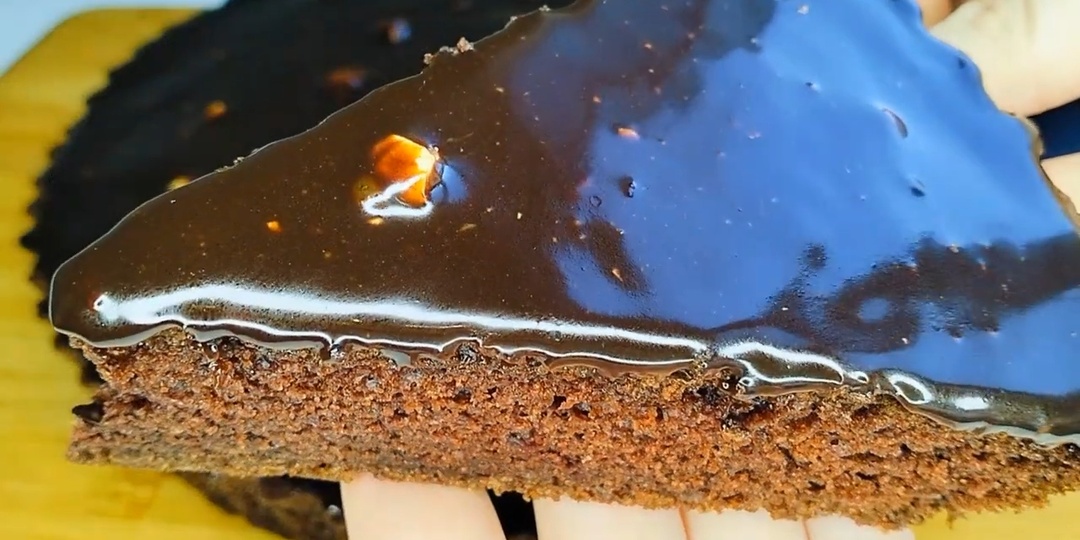 Шоколадный пирог с шоколадной глазурью на кефире в духовке🍫