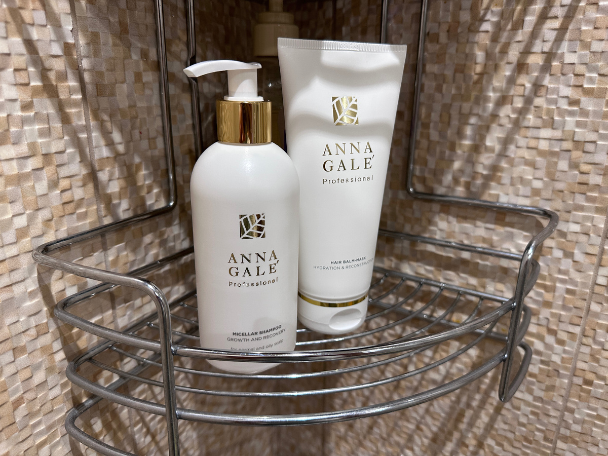 Шампунь практически ничем не пахнет, а бальзам с очень приятным дорогим запахом. Чуть мне мои духи Lost cherry от Tom Ford напоминает. 