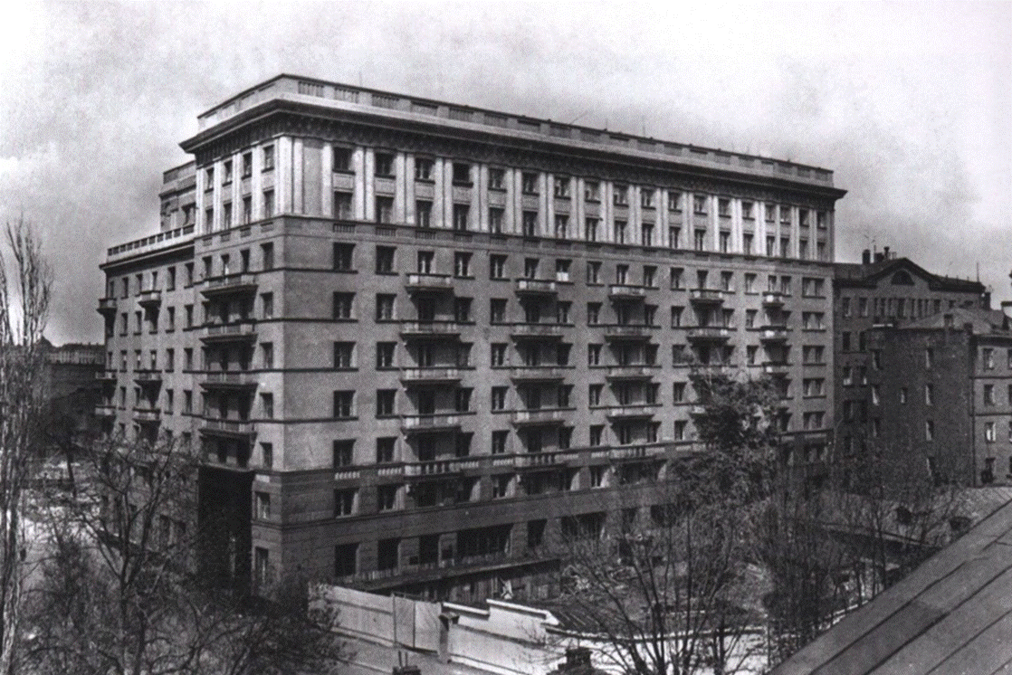 Дом писателей построен напротив Третьяковской галереи.