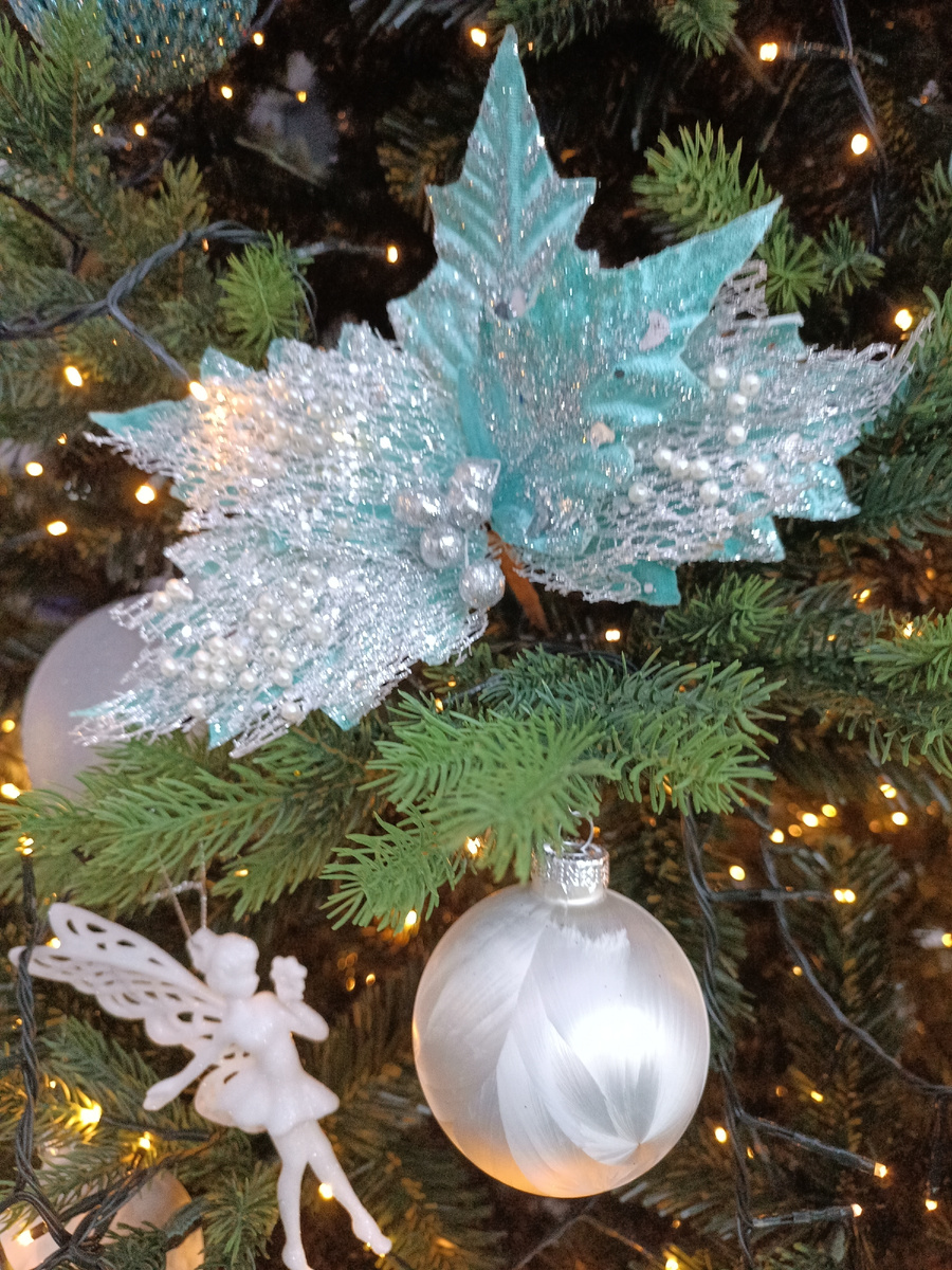 Новый год к нам мчится 