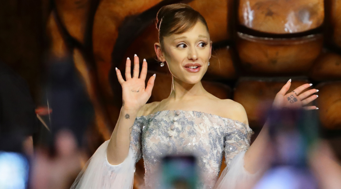 Гранде на премьере "Злая: Во благо" в Сингапуре.