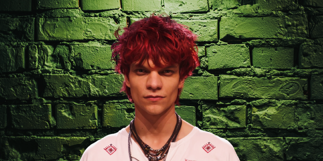 Мужчина встал и заплакал: мальчик с яркими волосами спел про РОДИНУ