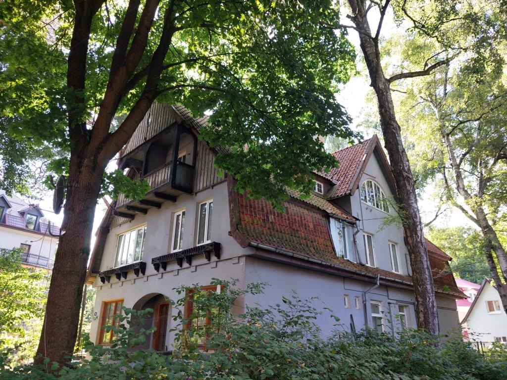 Одна из множества вилл, поиском которых так приятно заниматься гуляя среди зелени города