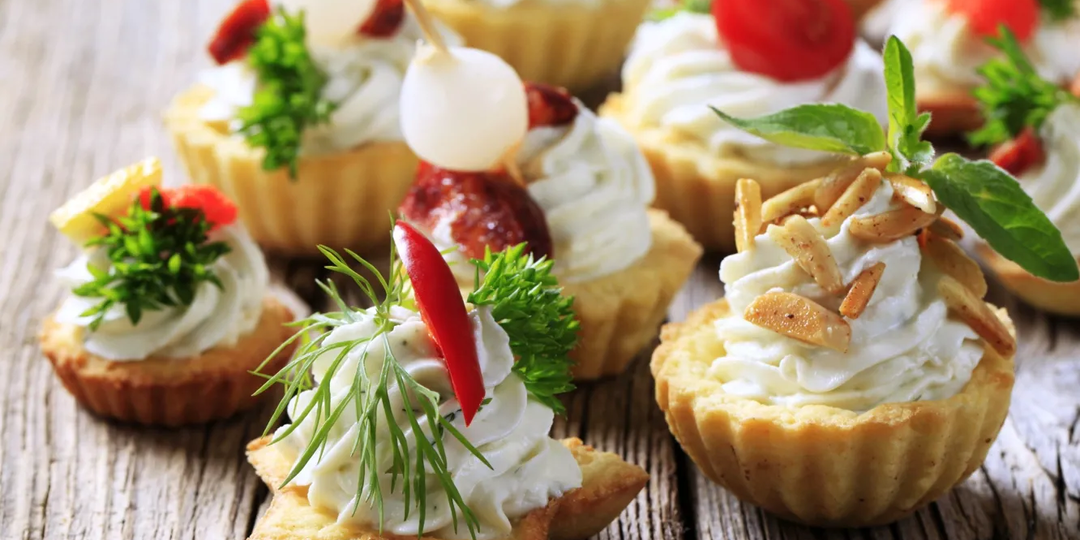 Новогодние закуски 2026: простые вкусные рецепты с эффектной подачей