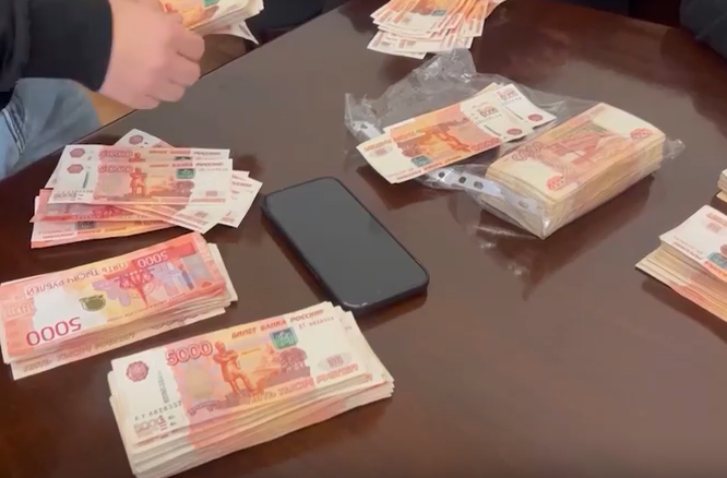     Таксист из Ачинска спас пенсионерку от потери почти 5 миллионов рублей