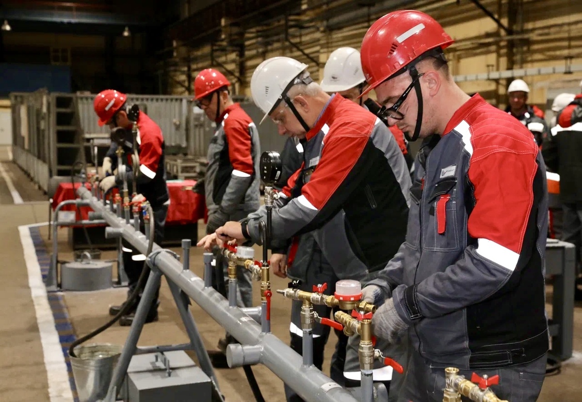 Проверка сборки узлов хозпитьевой воды. Фото Валерия Воронова / «Медиацентр»