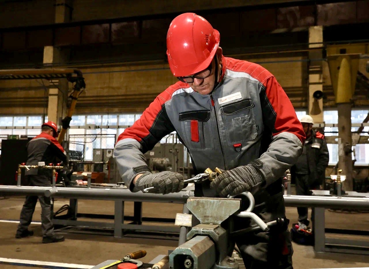 Вначале слесари-ремонтники изготавливают недостающий сгон — в ход идут тиски. Фото Валерия Воронова / «Медиацентр»