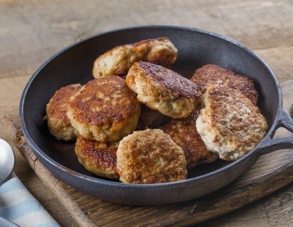 Доводить в духовке или жарить только на сковородке? Шеф-повар объяснил, почему котлеты внутри остаются сырыми