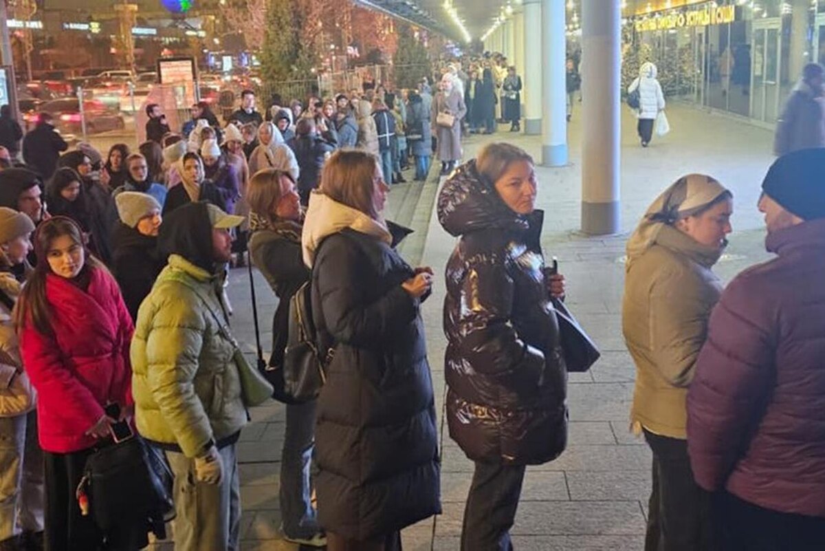 Очередь из фанатов турецкой кинозвезды на Новом Арбате.@Феликс Грозданов.