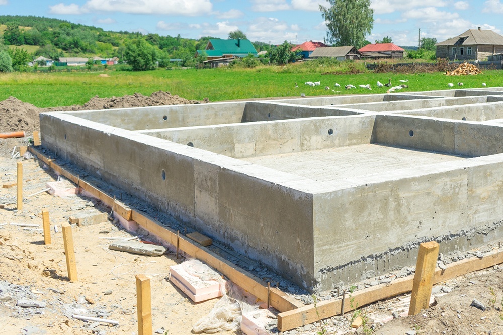    Ленточный фундамент эксперты рекомендуют его для домов из дерева, газобетонных блоков, а также каркасных строений. / Фото: iStock