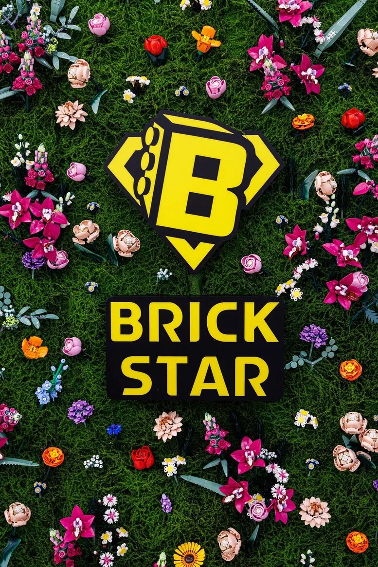 Стена цветов на выставке "Вселенная Лего"