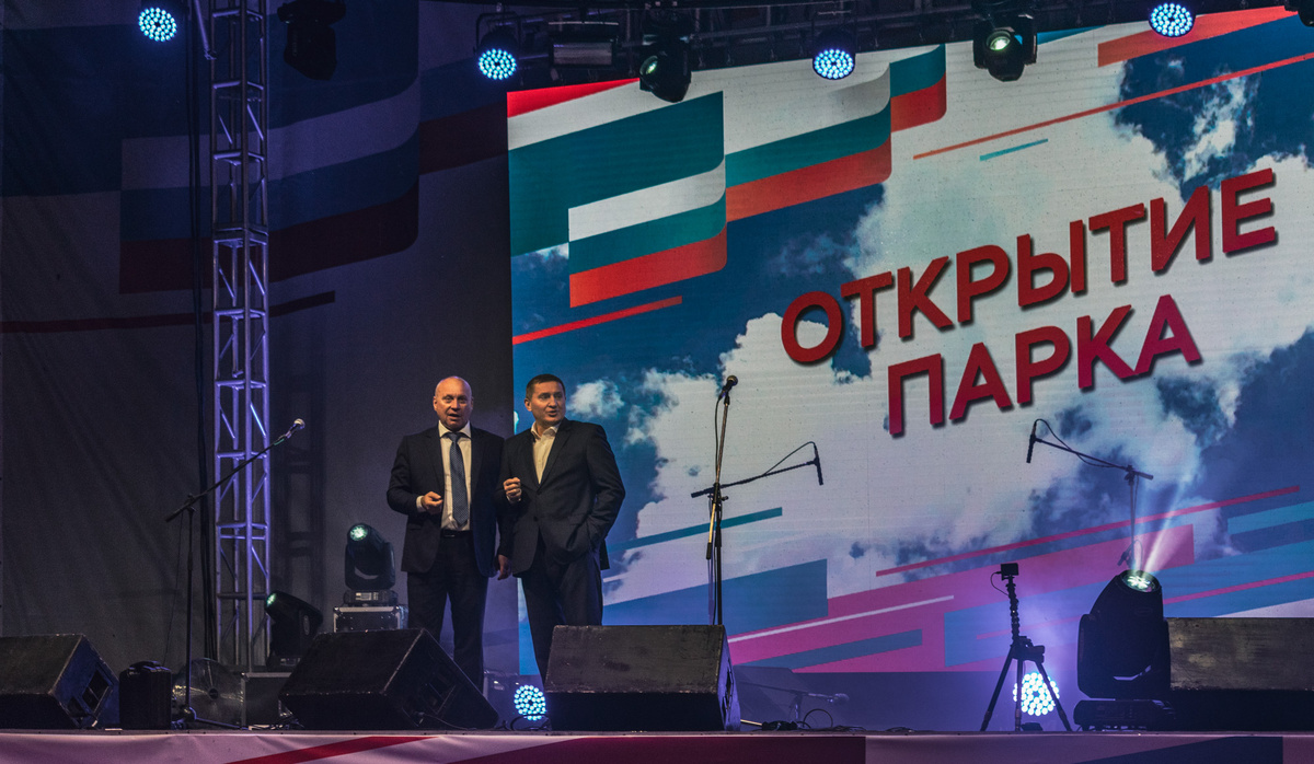 Губернатор Волгоградской области на сцене перенесенного концерта по случаю траура по погибшим в несчастном случае с катамараном на Волге.