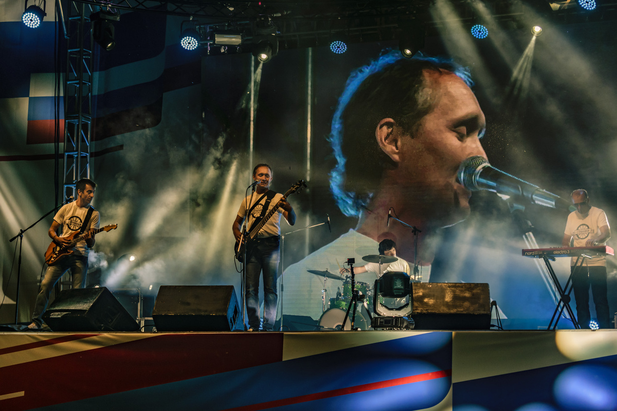 "Странники" исполняют музыкальный номер из репертуара группы "Чайф" "Арнентина -Ямайка 5:0"