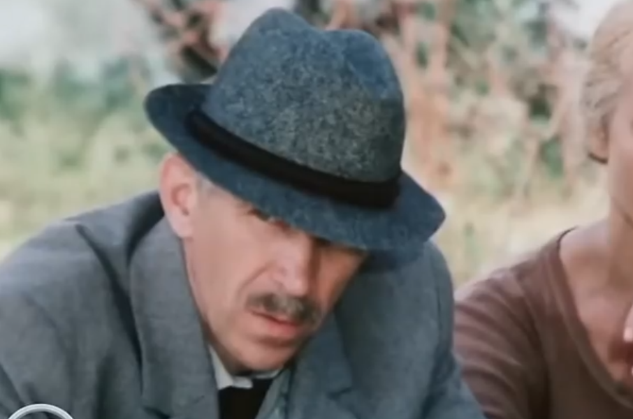 Александр Пашутин (учитель Зарубин), кадр из фильма "Прости нас, Сад..." (1988)