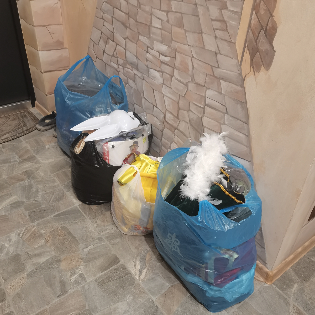 Я - женщина-мешочница, так меня муж зовёт. С работы с грязными костюмами. На работу - с чистыми. 