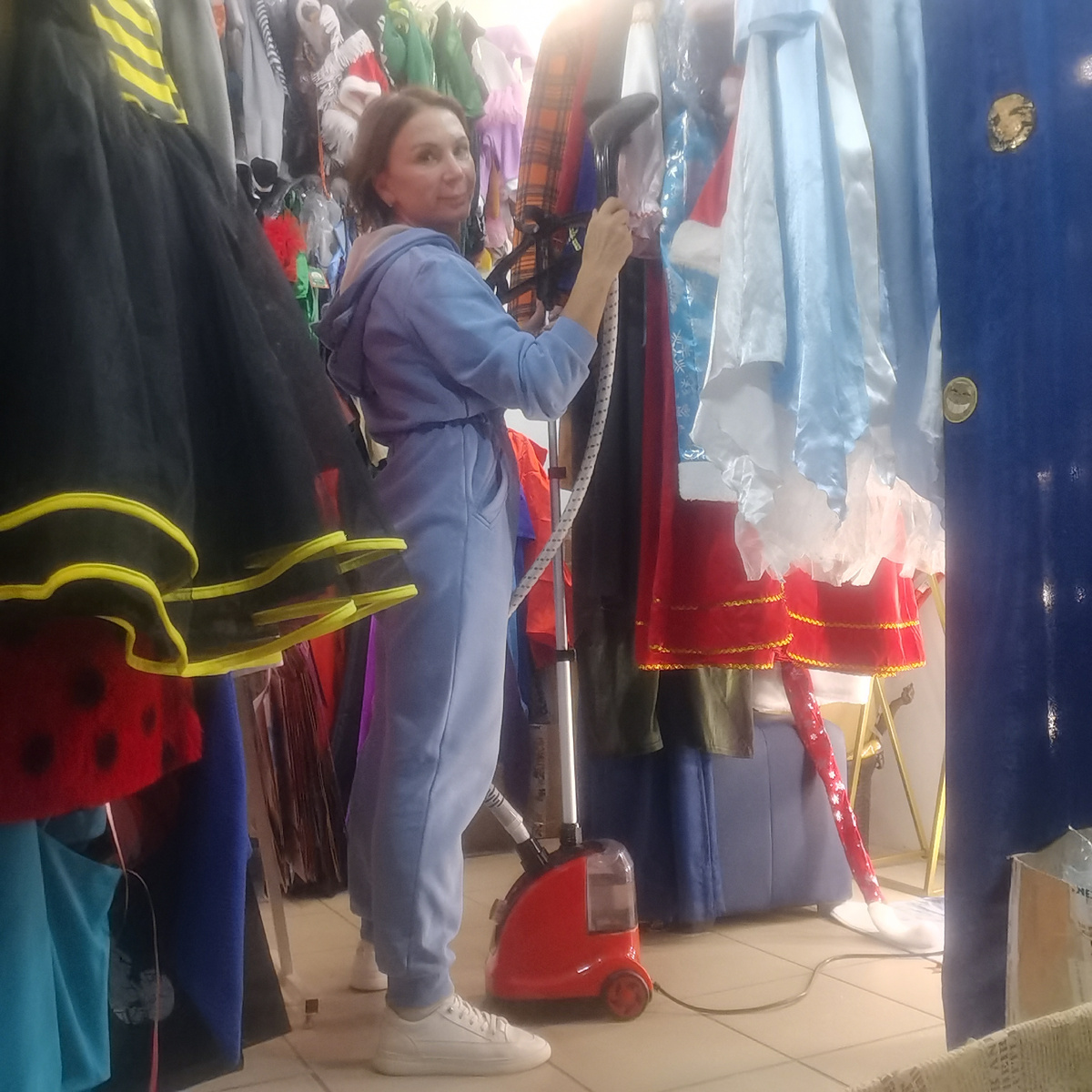 Магазин выглядит, как костюмерка.