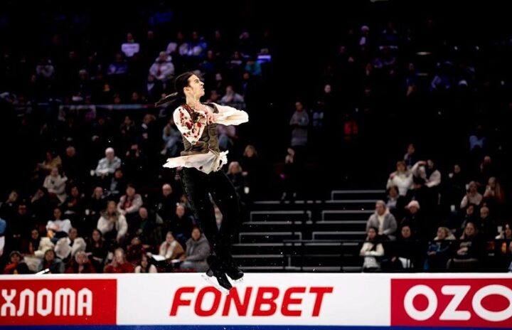 22 ноября 2025 года, Омск. Один из семи четверных прыжков, принесших Петру Гуменнику уверенную победу на этом этапе Гран-при России.