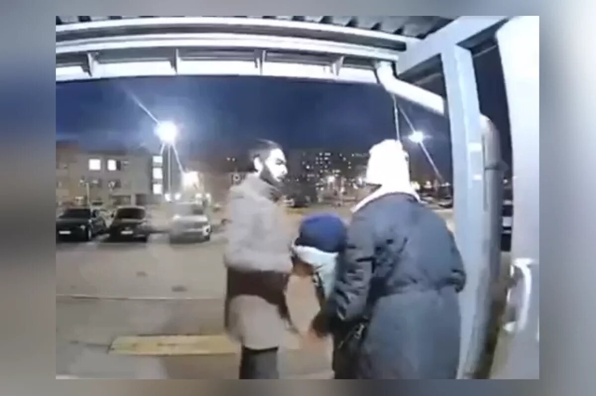    Она утверждает, что бывший сожитель подкараулил её у подъезда, брызнул в лицо перцовым баллончиком и попытался похитить маленького сына.