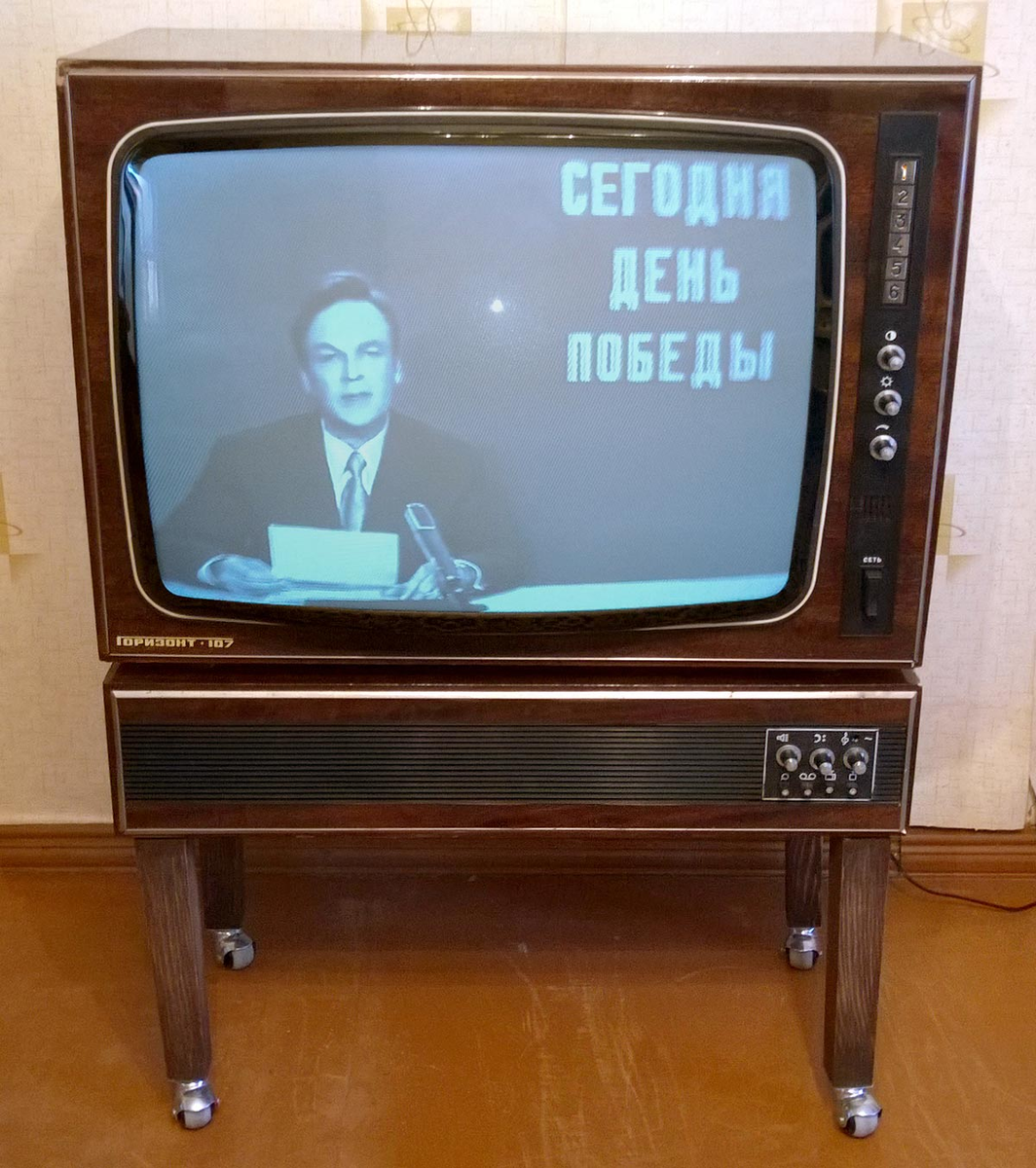 Вот такой первый телевизор "Горизонт-107" купили родители. Служил долго верой и правдой. Взято: Яндекс.Картинки
