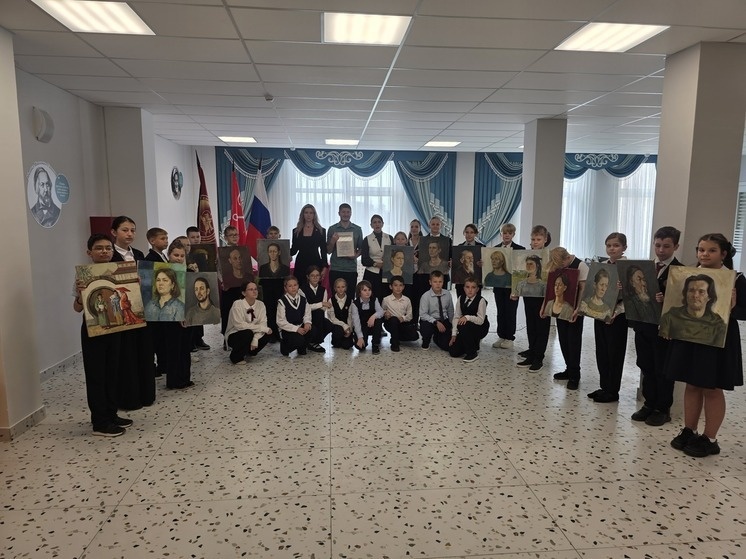     При досмотре посылки сотрудники таможни обнаружили 23 портрета мужчин и женщин на холсте. Фото: пресс-служба Северо-Западного таможенного управления.