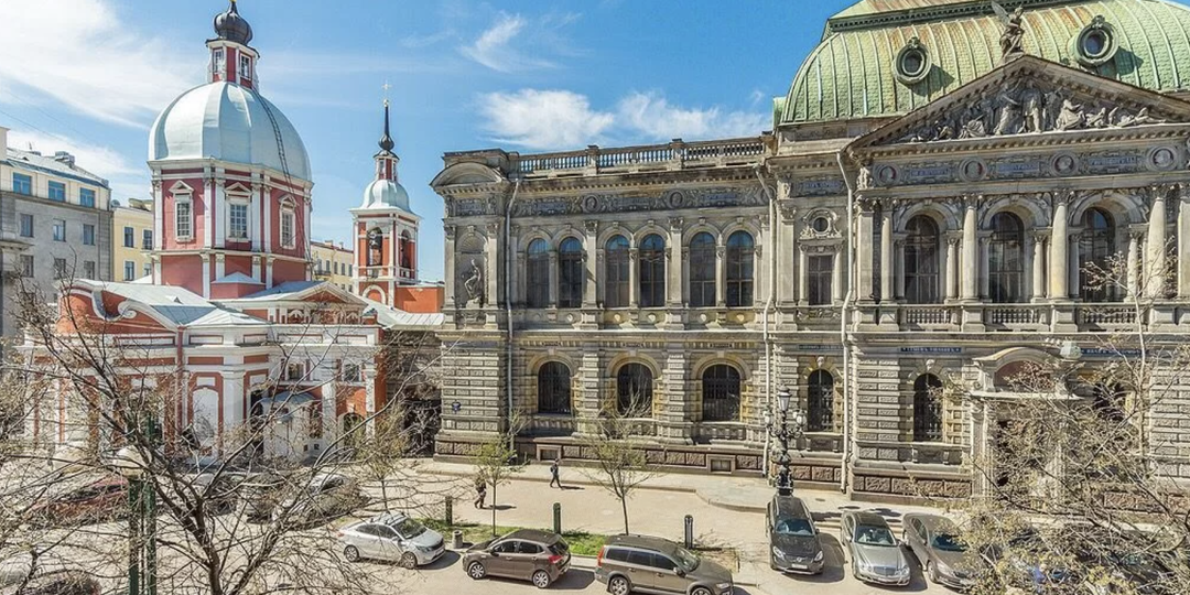 Классическая двухкомнатная квартира с окнами на музей барона Штиглица и церковь Святого Пантелеймона