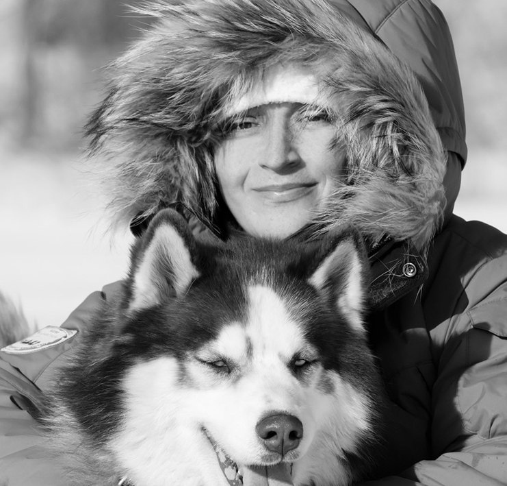 Светлана Семенова (Президент Международной гонки на собачьих упряжках "Волга Квест", идеолог и руководитель "Серебро Севера") и знаменитый Сибирский Хаски Миша.