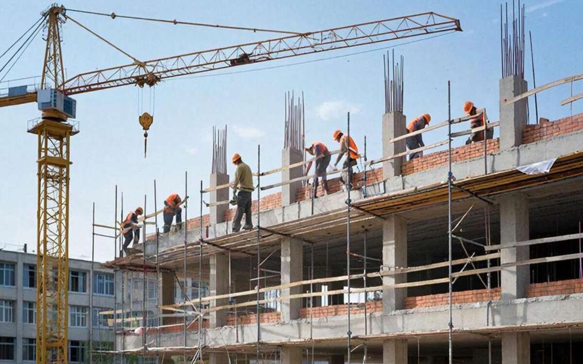    Белгородские власти внезапно отменили торги на капремонт двух школ за почти 340 млн рублей Иллюстрация: нейросеть «Гигачат»