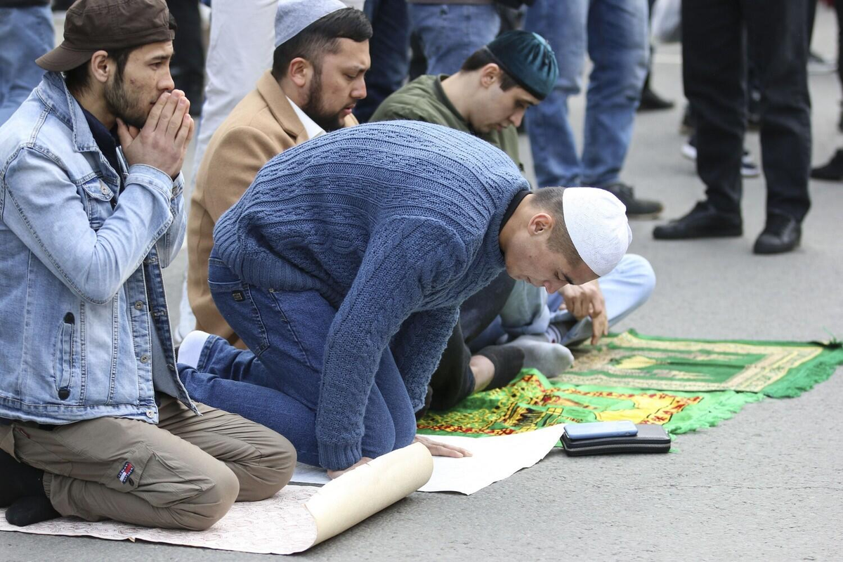 Намаз наперекор закону. Мигранты бросили вызов жителям Сибири