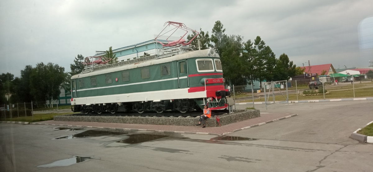 Памятник электровозу ЧС2-010 в Барабинске из окна поезда. Фото моё.
