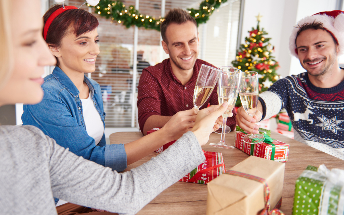    Чем порадовать коллег на Новый год: интересные и практичные подарки сотрудникам офиса