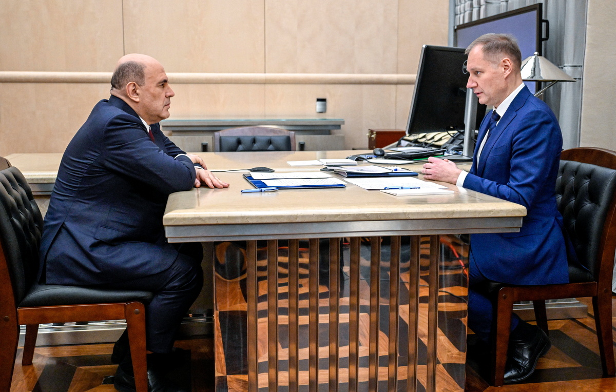    Премьер-министр РФ Михаил Мишустин и руководитель Федерального казначейства Роман Артюхин  Александр Миридонов/POOL/ТАСС