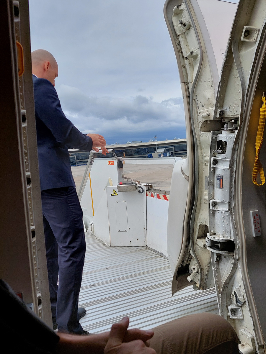 места у входа в самолет