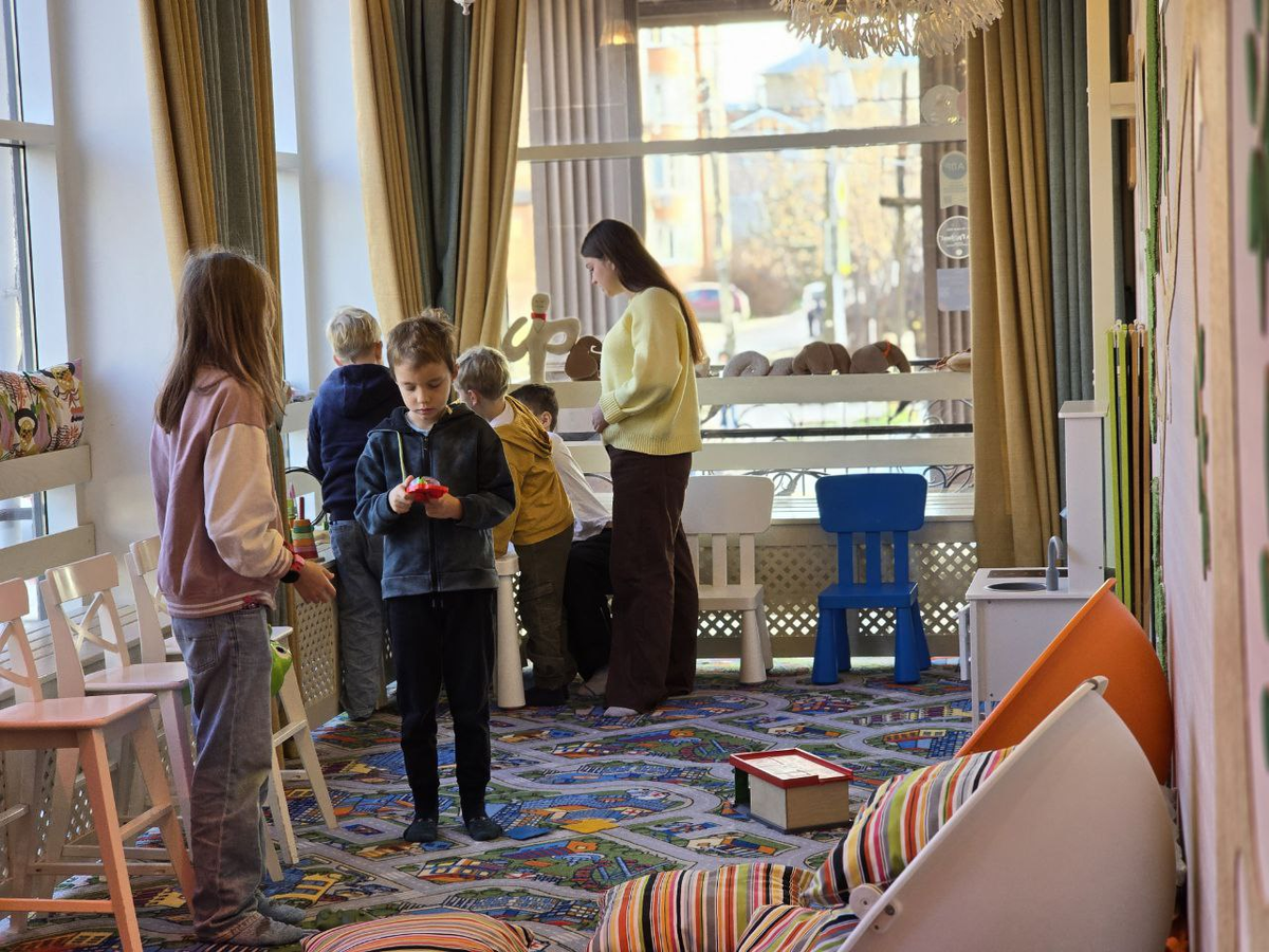 После приезда мы заехали в кафе "Графин" на обед. Пока дети играли с аниматором, мы обсуждали планы на ближайшие дни. Фото: Голландец в России