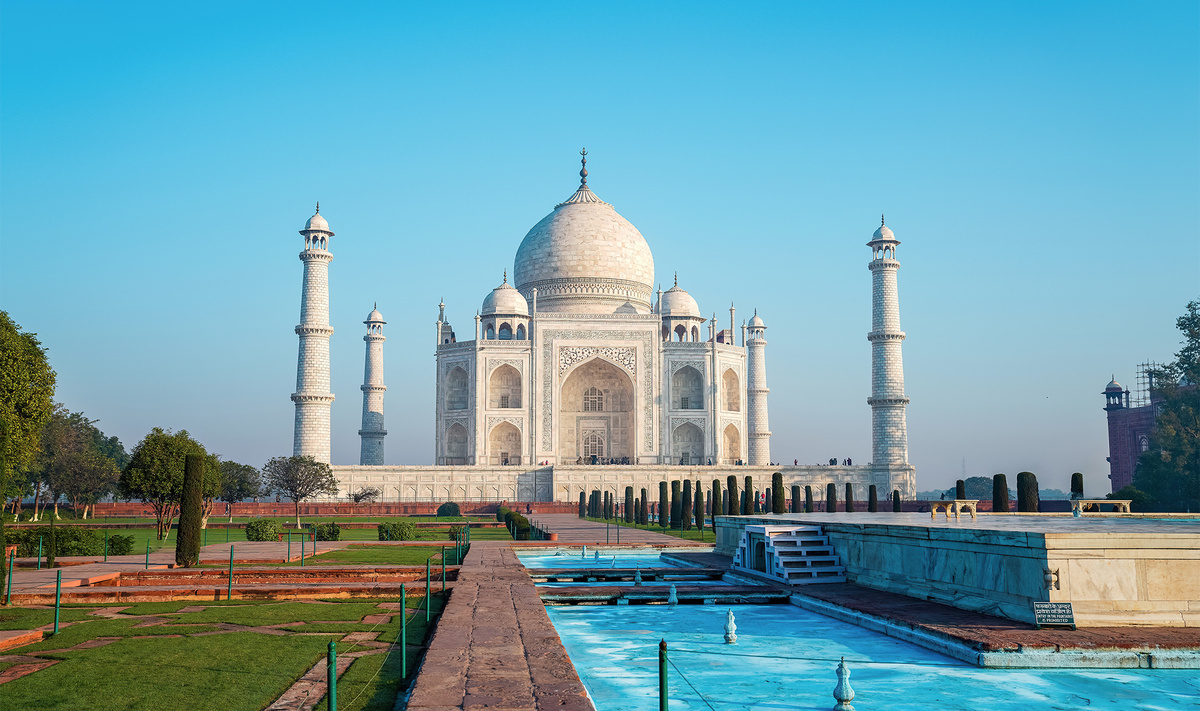 В Агру едут, конечно же, ради Тадж-Махала — мавзолея-мечети из белого мрамора.Фото: thehakanarslan / Shutterstock.com