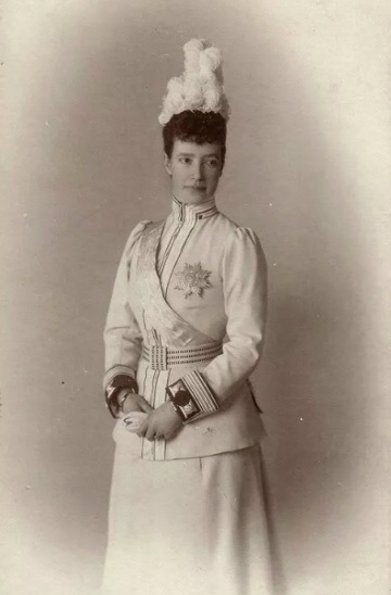 Императрица Мария Фёдоровна в мундирном платье лейб-гвардии Кирасирского собственного имени полка. 1880-е