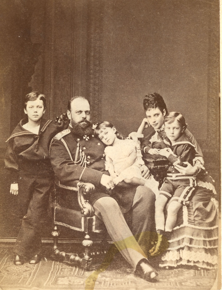 Великий князь Александр Александрович и великая княжна Мария Фёдоровна со своими детьми (слева направо) — Николаем, Ксенией и Георгием. Ок.1878 г.