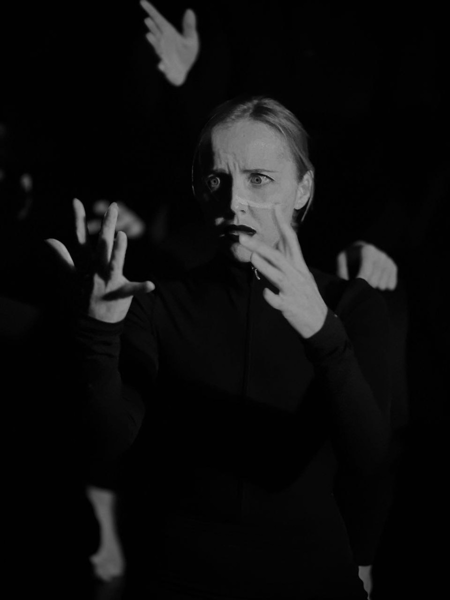 Пластический показ "Звезды в черном"