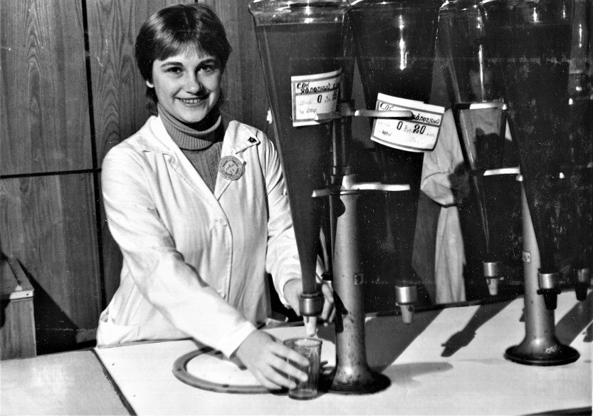 я на практике от УПК в магазине "Юбилейный" 1984 г. Брежнев (Набережные Челны)