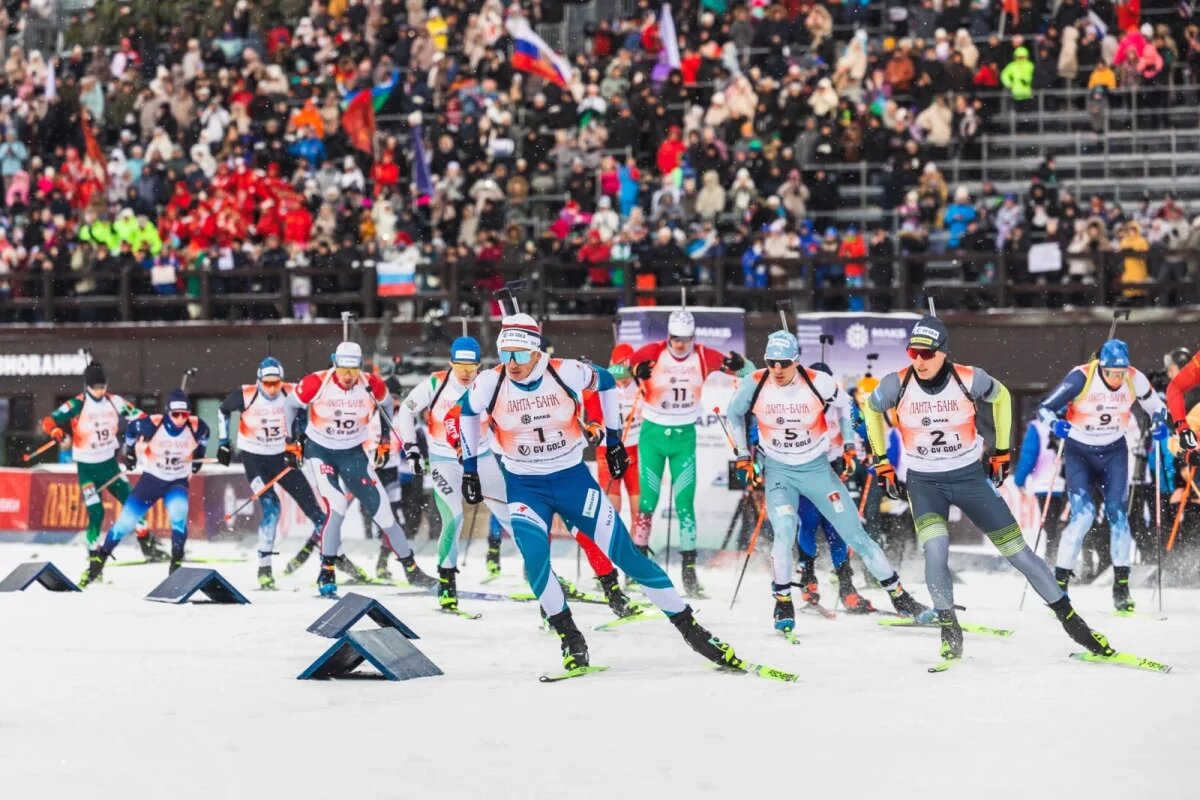    Биатлон — один из любимейших видов спорта югорчан. Поболеть за своих приходят многие.
