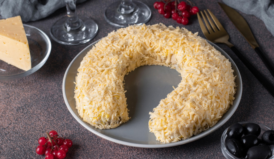 «Подкова» на Новый год — сытный мясной слоеный салат для года Лошади