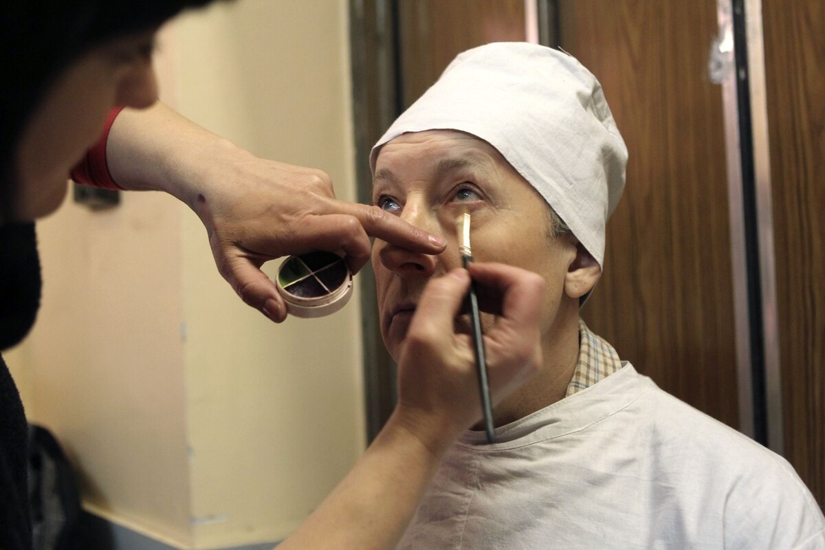 Гримёр по указанию режиссёра Петра Буслова добавляет лицу Мешкова «усталости»  📷
