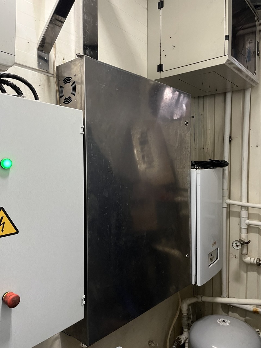 Нержавеющий шкаф с автоматикой дефростера установили в безопасное место подальше от воды