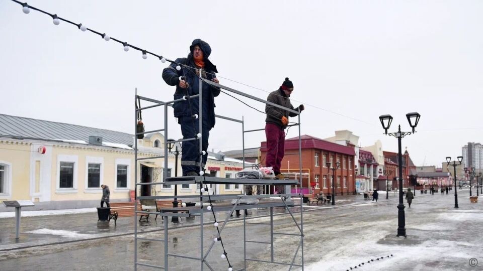   Украшение новогоднего городка на Мало-Тобольской. Источник: barnaul.org
