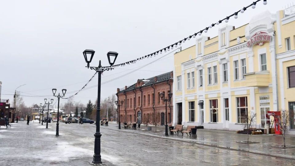    Украшение новогоднего городка на Мало-Тобольской. Источник: barnaul.org