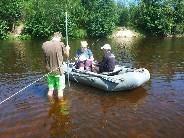 Мониторинговые работы на реке Керженец проводят сотрудники Керженского заповедника и юные волонтёр